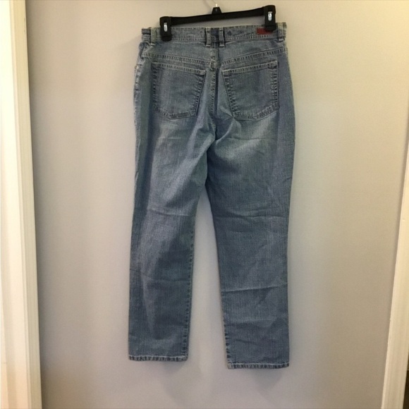 Gloria Vanderbilt light wash denim size 10 short jeans
5 pocket - Picture 6 of 15